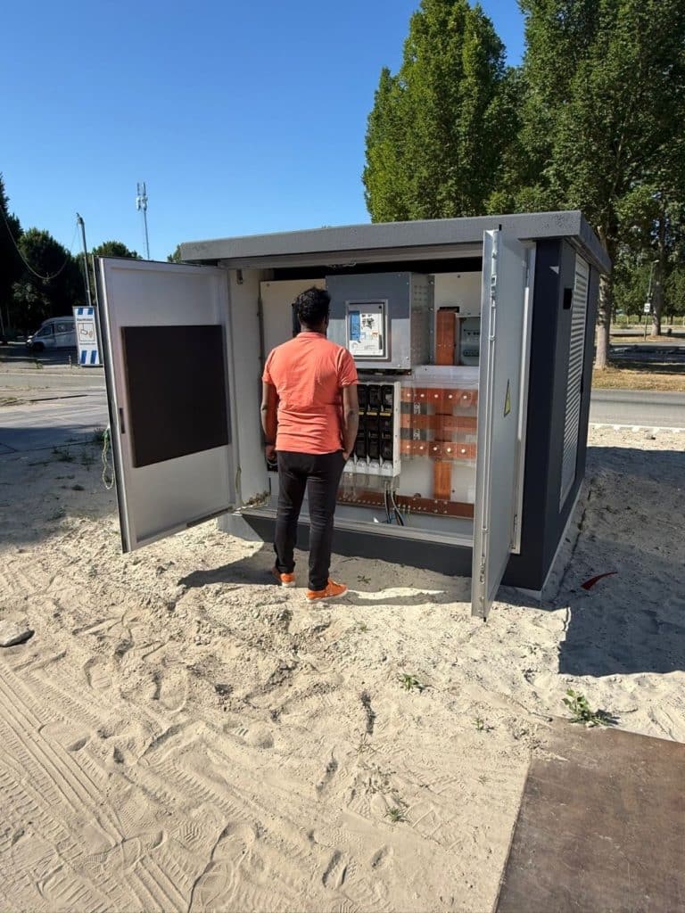 Geopend laagspanningscompartiment van een compactstation van DBT Energie