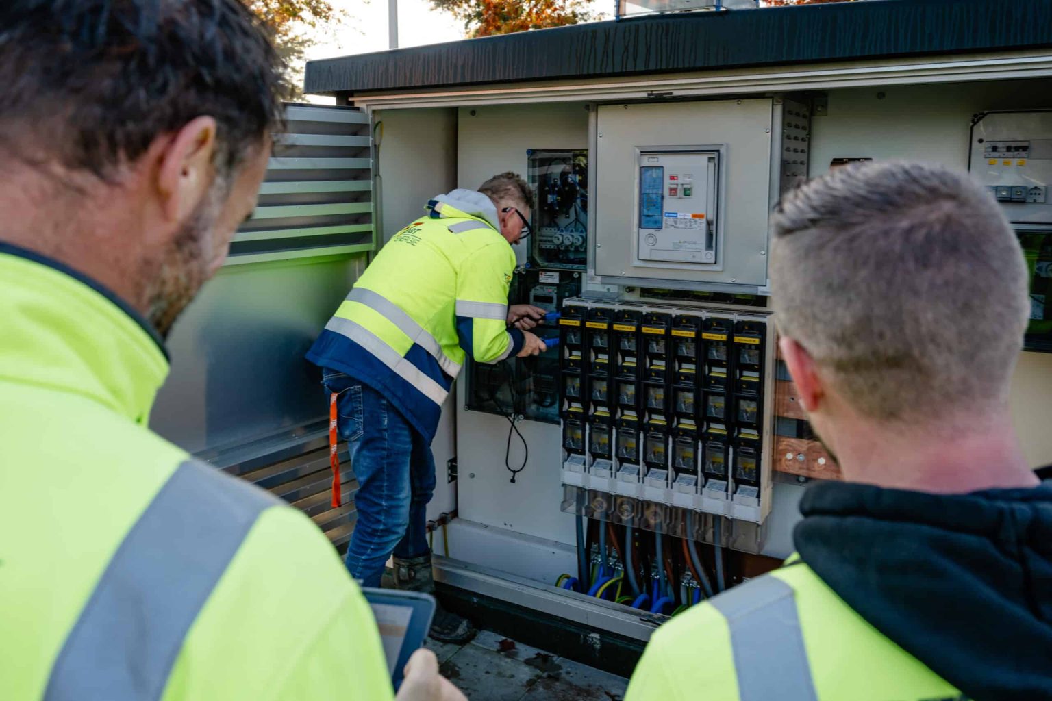 Monteurs van DBT Energie in de laagspanningsverdeling van een compactstation