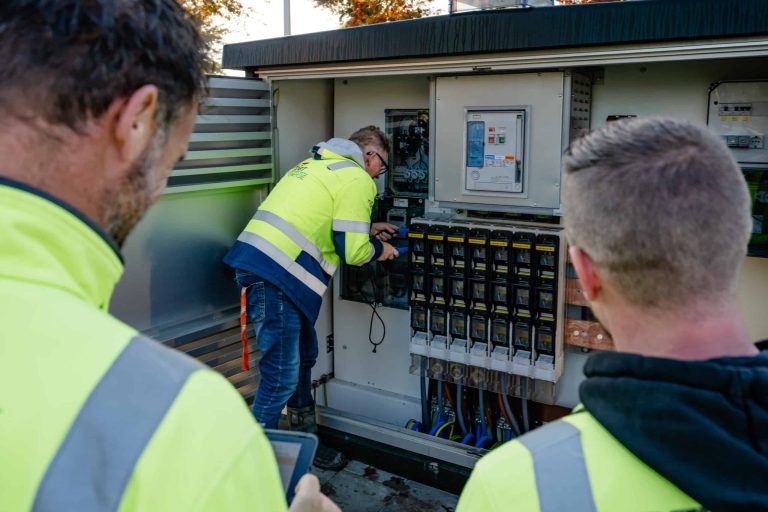 Monteurs van DBT Energie aan het werk in de laagspanningsverdeling van een compactstation