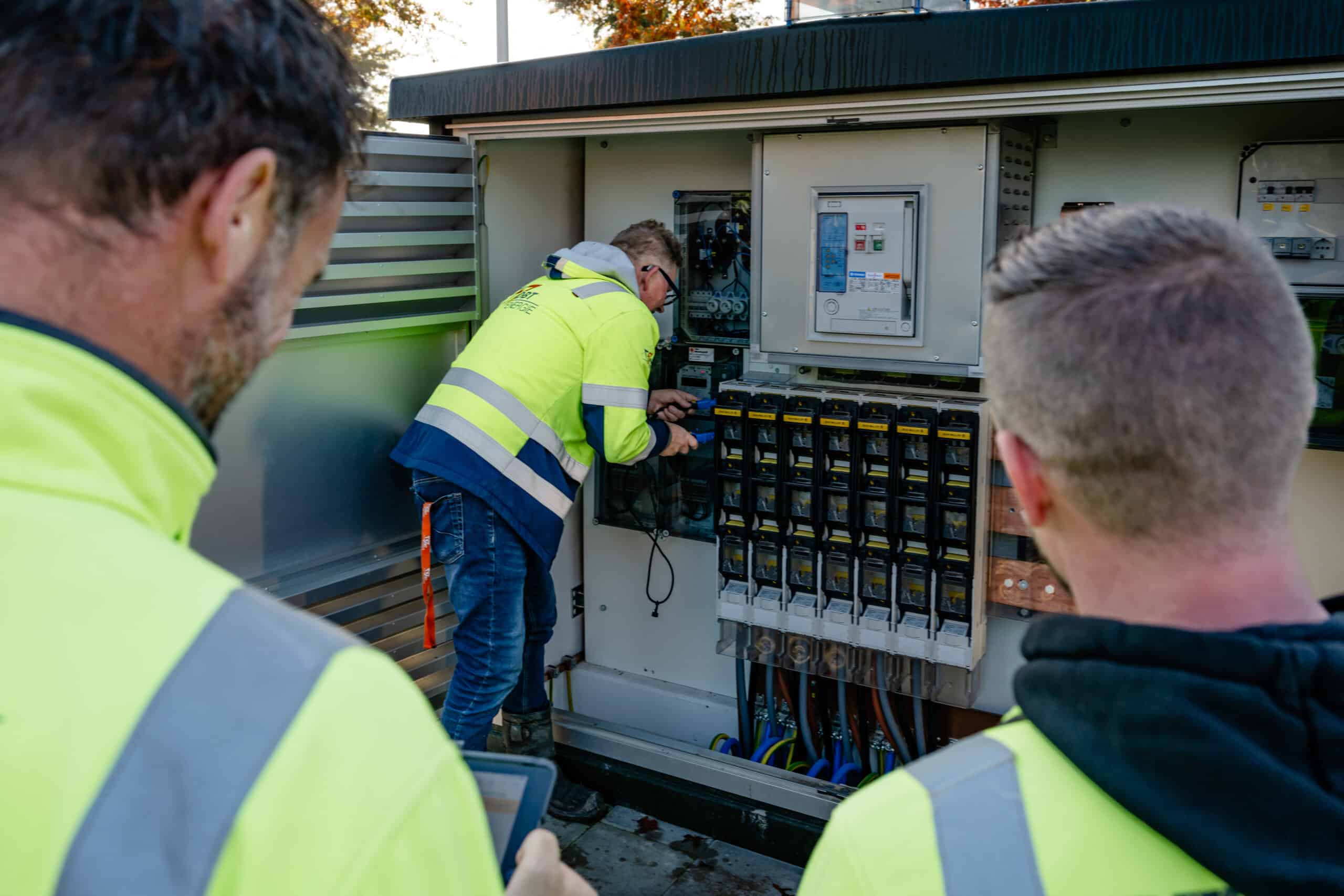 Monteurs van DBT Energie aan het werk in de laagspanningsverdeling van een compactstation