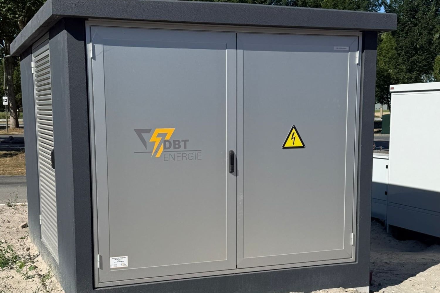 Compactstation van DBT Energie, net geplaatst op een bedrijfsterrein