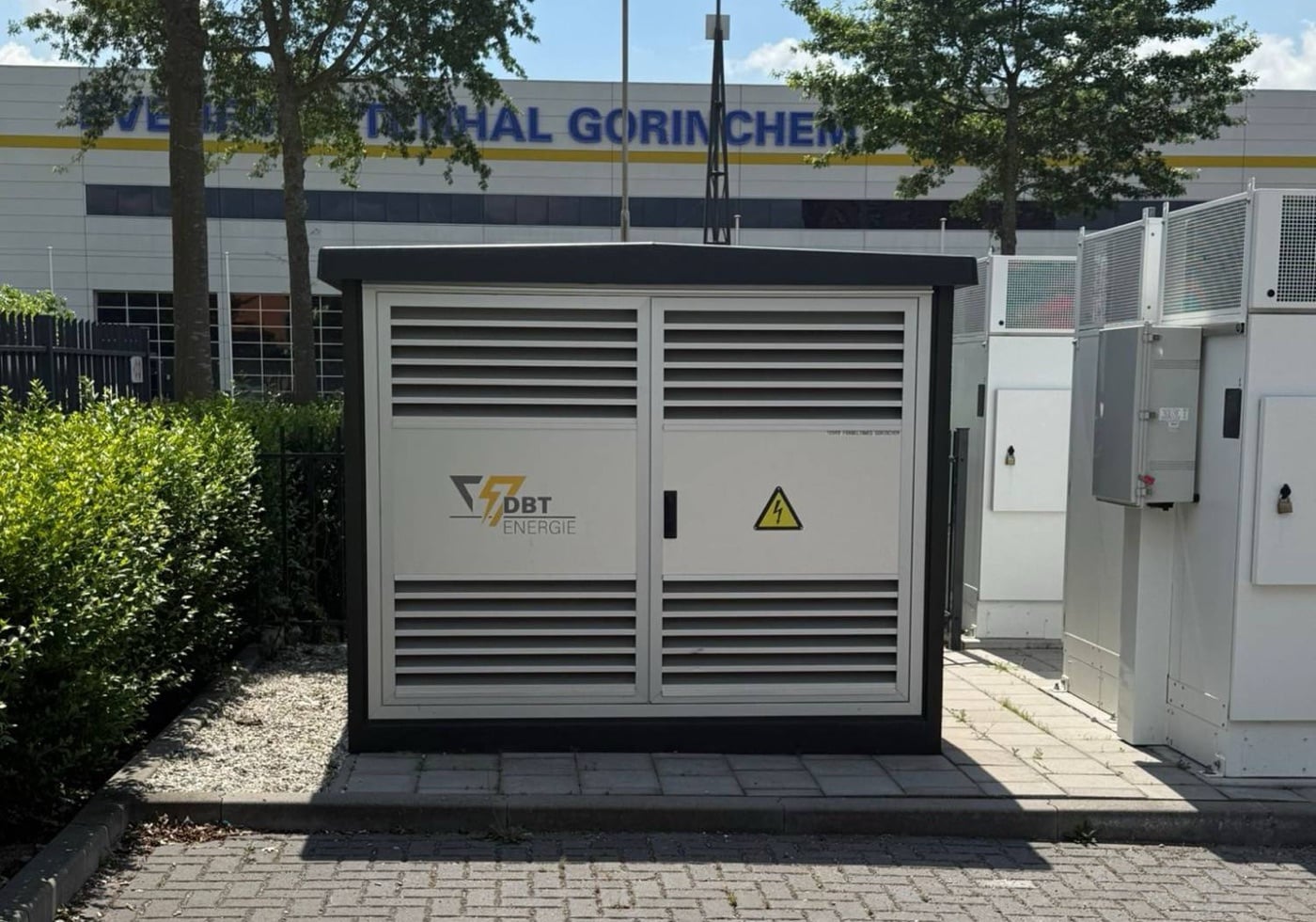Compactstation van DBT Energie op een bedrijfsterrein in Gorinchem